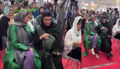 ویدیویی از ورود بهنوش طباطبایی به سی و ششمین نمایشگاه کتاب تهران و جشن امضای کارت پستال‌های ویژه سریال سووشون
