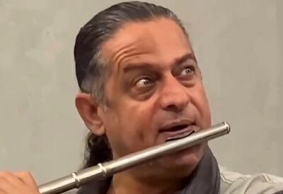 مطربی پراحساس؛ مرد گیس بلند چه سوزناک باران می بارد امشب دلم غم دارد را می نوازد