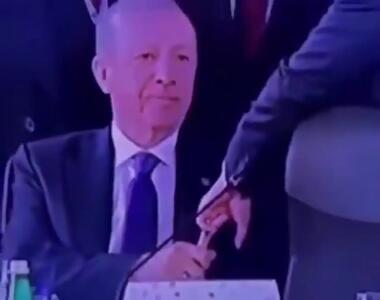 لحظه ای که اردوغان انگشت ماکرون را گرفت +فیلم