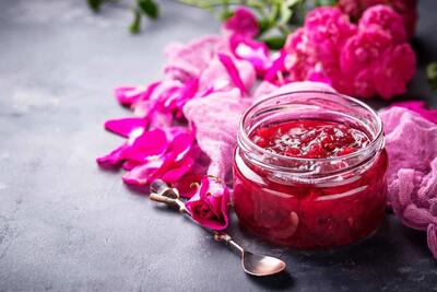 طرز تهیه مربا گل محمدی با گلبرگ تازه