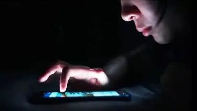 خطر پنهانی نور آبی: دلیل اصلی بی‌خوابی‌های شبانه
