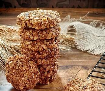 آموزش تهیه میان وعده مقوی با خرما و گردو برای افراد رژیمی