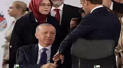 رفتار زشت و عجیب اردوغان با رئیس جمهور فرانسه! + فیلم