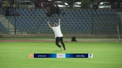 شادی سیروس دین محمدی و بازیکنان پیکان پس از صعود به لیگ برتر