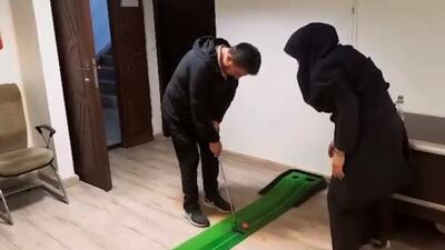 فیلم/ آموزش مینی گلف به امیر قلعه‌نویی