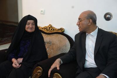 دیدار استاندار کرمانشاه با خانواده شهیدان ایزدی و کرمی