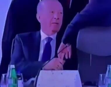 رفتار جنجالی اردوغان با مکرون؛ رجب انگشت امانوئل را ول نمی‌کرد!