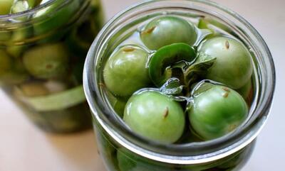 طرز تهیه شور گوجه‌ سبز؛ چاشنی خوش‌طعم بهاری