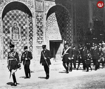 عکسی از رضاخان در روز اول سلطنت اش در کاخ گلستان؛ سال ۱۳۰۵ | رویداد24