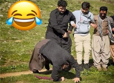 آواز شاد؛ رفقا فیل و فنجون دارن کوردی میرقصن یکی نیش ترمز میگیره بغلی رو ملق میده