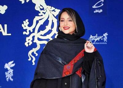 نازنین بیاتی با استایلی خیره‌کننده؛ تیپ خاص بازیگر در شب‌نشینی هنرمندان + عکس