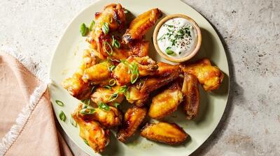 طرز تهیه خوراک بال مرغ ساده با سیب زمینی سرخ شده
