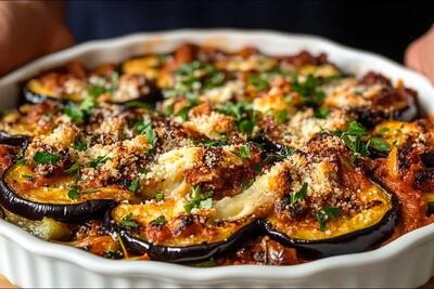 طرز تهیه یک غذای ایتالیایی با بادمجان و سوسیس (فیلم)