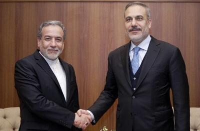 عراقچی به وزیر خارجه ترکیه: حقوق ایران در بهره‌مندی از انرژی صلح‌آمیز هسته‌ای قابل چشم‌پوشی نیست / آمادگی داریم تعاملی برد-برد را در ازای خاتمه تحریم‌ها شکل دهیم
