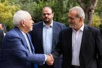 خوش و بش ظریف و پزشکیان در مجمع گفتگوی تهران + عکس