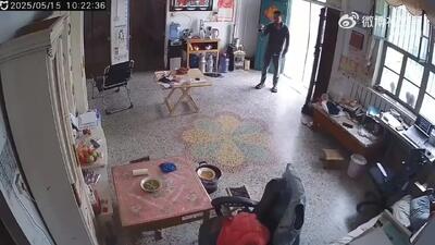 فیلم لحظه حیرت‌انگیز گرفتن جعبه دستمال توسط مرد شعبده باز