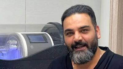 چیدمان شیک مبلمان لاکچری و خوش رنگ خانه مدرن احسان علیخانی/ بوفه چوبی ، میز جلو مبلی، تابلو دیواری و عتیقه جات آقای مجری با سلیقه