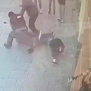 3 اراذل مردی را به شدت در خیابان زخمی کردند / عابران تماشاچی بودند! + فیلم