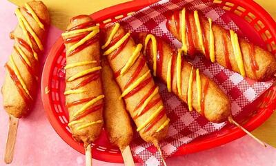 طرز تهیه خانگی کورن داگ که بچه ها عاشقش هستن | نکته طلایی که وقت سرخ کردن ترک نخوره