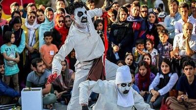 اجرای تئاتر خیابانی «چند امضا و تنگ بلور» در گلزار شهدای محلات