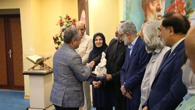تجلیل از  گزارشگر قمی شبکه ۳ و ورزش به پاس پاسداری از زبان فارسی