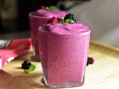 طرز تهیه اسموتی شاه توت با موز و توت فرنگی