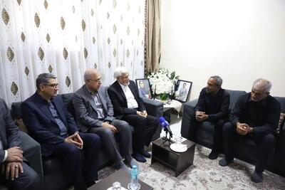 دیدار عارف با خانواده جانباختگان حادثه بندر شهید رجایی