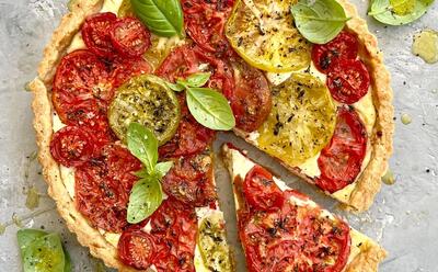 طرز تهیه تارت گوجه فرنگی با پنیر، یک پیش غذای خوشمزه و رنگارنگ