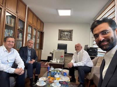 ستون طنز «عینک دودی»؛ اخراجی‌ها ۴