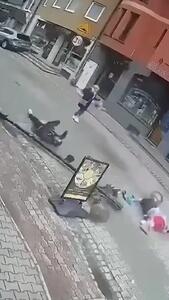 ببینید؛ سقوط هولناک چراغ‌برق روی یک زن در پی بی‌احتیاطی مرد مست