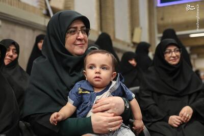 عکس/ سخنگوی دولت با کودکی در بغل در حسینیه امام خمینی(ره)