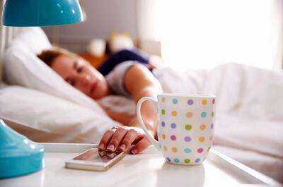 به محض بیدار شدن از خواب، گوشی چک نکنید!/ استرس و حواس‌پرتی می‌آورد