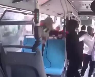 فیلم برخورد مهاجر با مسافر زن در اتوبوس رخ داد
