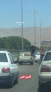فیلم‌های خطرناک از زنان  روی سقف خودروها / یک چالش مرگبار در جاده‌ها برای معروف شدن !