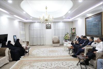 معاون‌اول رئیس‌جمهور با خانواده‌های شهیدان آیت‌الله رئیسی و مالک رحمتی دیدار کرد