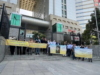 تجمع جمعی از متقاضیان مسکن ملی آریاشهر پردیس در محوطه وزارت راه و شهر سازی