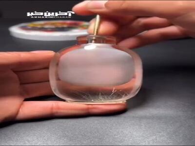 هنر ظریف نقاشی درون بطری‌های شیشه‌ای با قلم‌مو‌های مخصوص