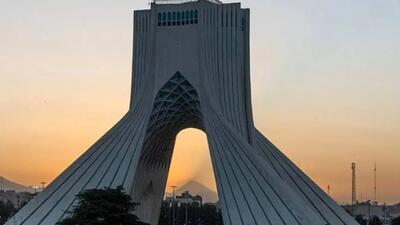 لحظه طلوع خورشید از پشت دماوند