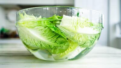 راهنمای جامع شستن کاهو؛ از انگل‌زدایی تا ضدعفونی کامل