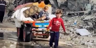 غزه / کودک فلسطینی و به دوش کشیدن خواهر و برادرش (فیلم)