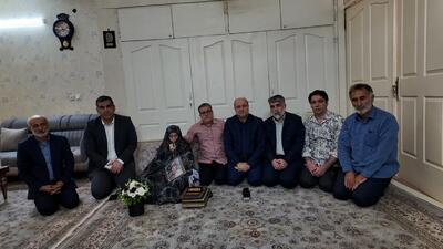 دیدار معاون توسعه مدیریت و منابع با خانواده شهید ابدالی