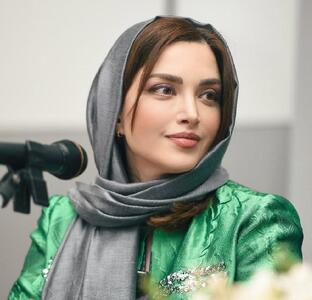 میز ساده، گل‌آرایی شلوغ؛ جشن تولد ۴۴سالگی بهنوش طباطبایی - چیدانه