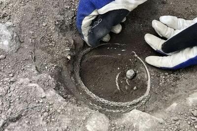 کشف گنج دستبندها و سکه‌ ها از زیر یک خانه هزارساله