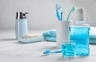 پلاک دندان و التهاب لثه با دهانشویه گیاهی از بین می‌رود یا شیمیایی؟