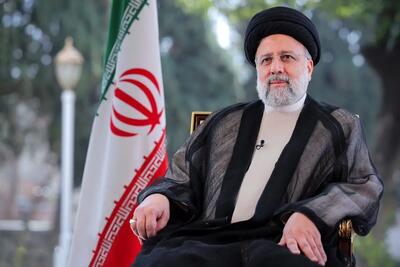 واکنش شهید رئیسی هنگامی که روسری یک زن هنگام گفت‌وگو با او از سرش افتاد