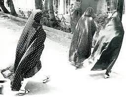 تهران دهه ۳۰ ؛ پوشش بانوان در خیابان سیروس بهارستان