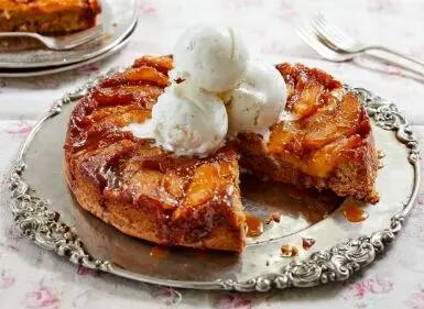طرز تهیه کیک سیب ساده و پف دار با یک تخم مرغ!