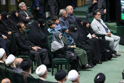 گرامیداشت شهدای خدمت در مجلس شورای اسلامی | خانواده های پرواز اردیبهشت در مجلس | دلجویی قالیباف و پزشکیان از خانواده های شهدای خدمت | تصاویر