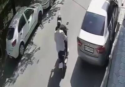 فیلم/ ‌لحظه سرقت گوشی موبایل در خیابان شیراز جنوبی تهران