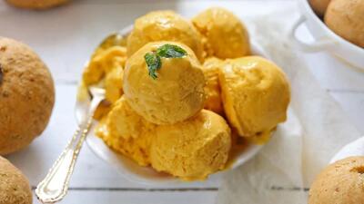 طرز تهیه بستنی انبه خانگی با خامه و شکلات در قالب سیلیکونی